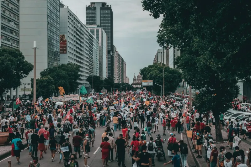 Estrada como escola: as caravanas que levam política popular para o coração do Brasil